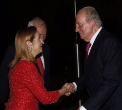 Su Majestad el Rey Don Juan Carlos a su llegada al Palacio de Cibeles es recibido por el ministro de Asuntos Exteriores y de Cooperación, José Manuel 